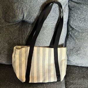 Purse. Black and cream color